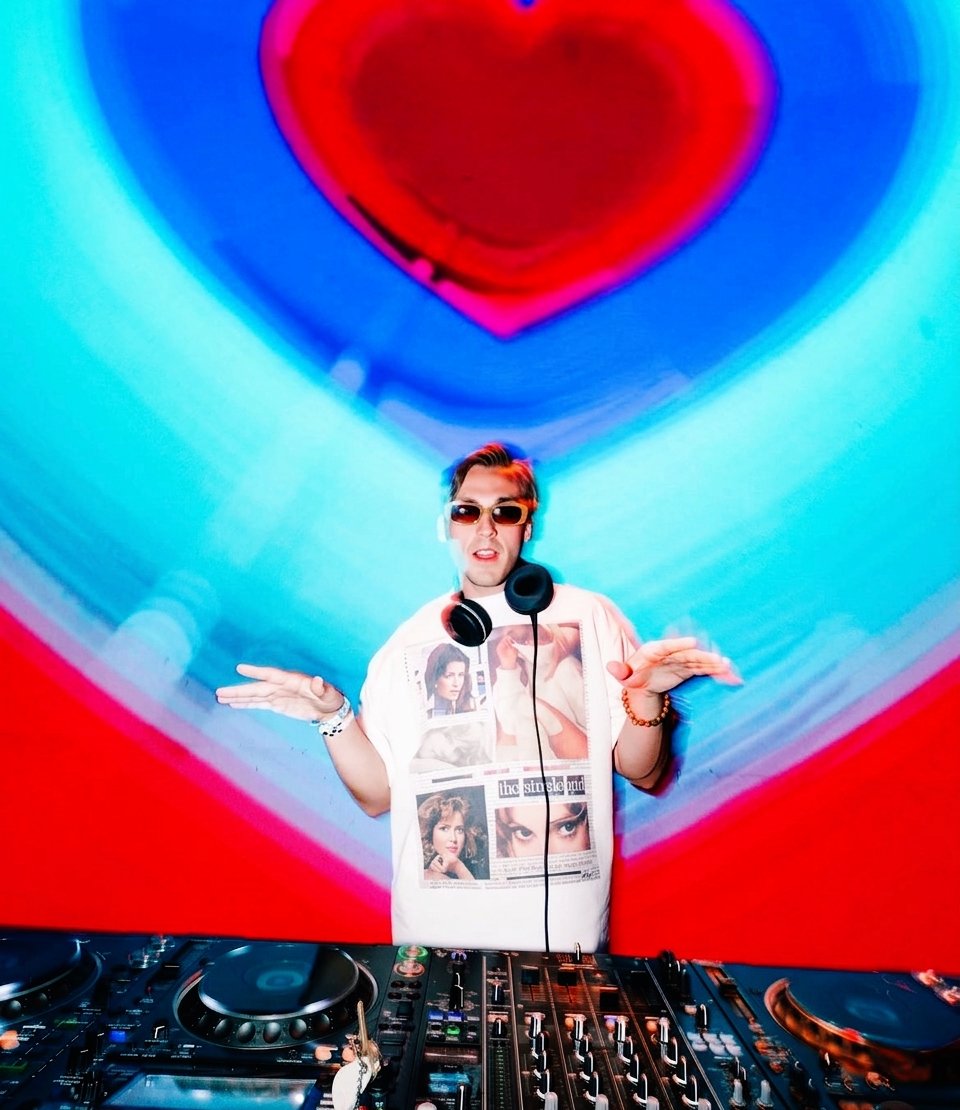 Carter performing, heart visuals backdrop
